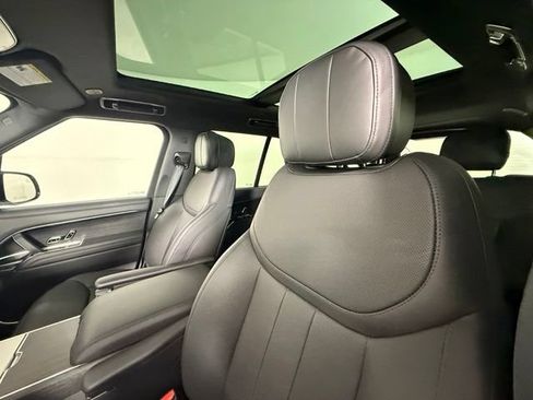 Used 2025 Land Rover Range Rover SE AWD/4WD image 5