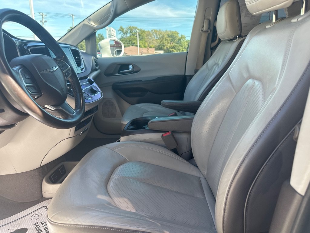 Used 2017 Chrysler Pacifica Touring-L Plus w/ Advanced Safetytec Group FWD image 2