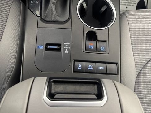 Used 2021 Toyota Highlander LE AWD/4WD image 18