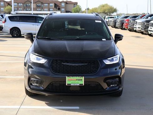 New 2026 Chrysler Pacifica Select w/ S Appearance Package FWD image 2