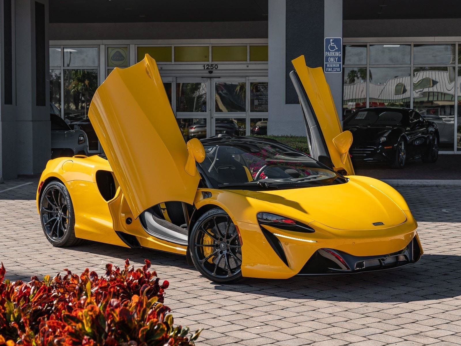 Used 2025 McLaren Artura Spider RWD image 12