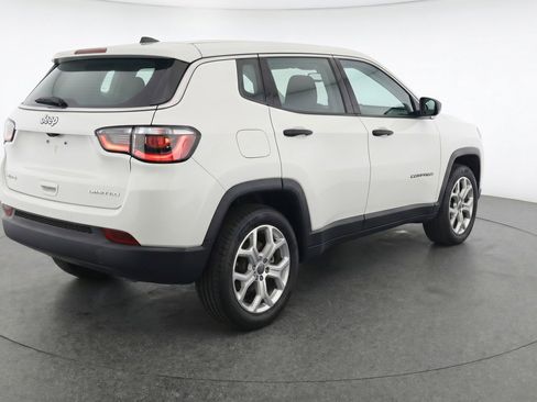 Used 2025 Jeep Compass Latitude image 9