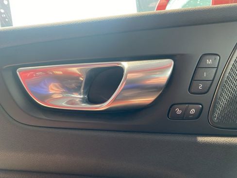 Used 2021 Volvo XC60 T6 Momentum image 28