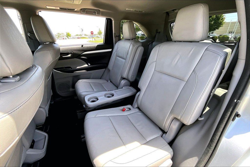 Used 2017 Toyota Highlander XLE AWD/4WD image 32