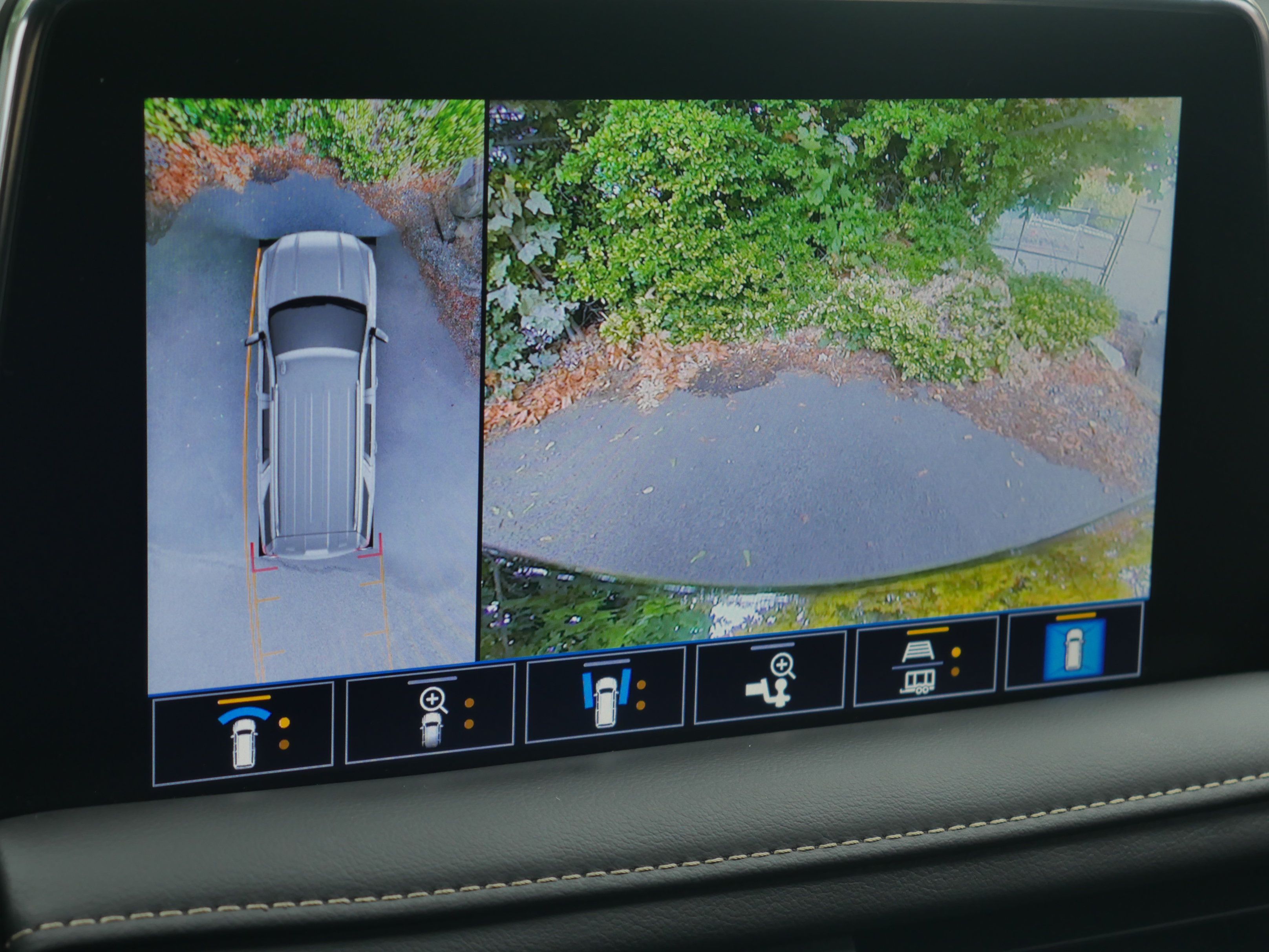 Used 2021 GMC Yukon SLT w/ Rear Media and Nav Package AWD/4WD image 14