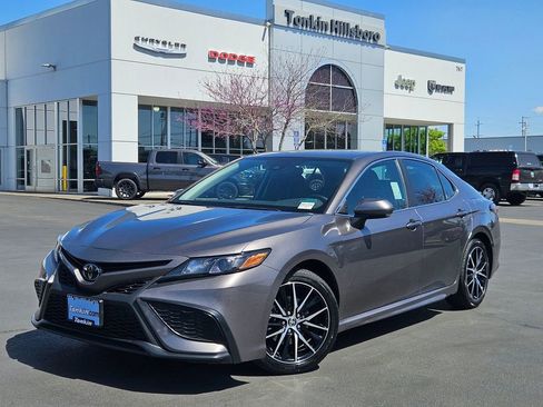 Used 2024 Toyota Camry SE FWD image 2