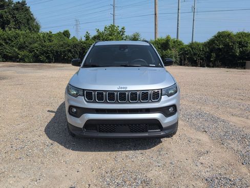Used 2024 Jeep Compass Latitude AWD/4WD image 9