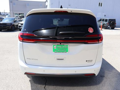 New 2027 Chrysler Pacifica Select FWD image 4