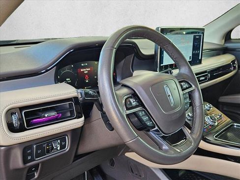 Used 2022 Lincoln Nautilus FWD w/ Premium Package image 9