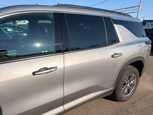 Used 2025 Chevrolet Traverse LT image 7