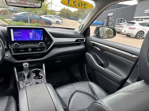 Used 2023 Toyota Highlander Platinum AWD/4WD image 45