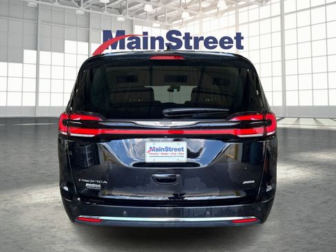 Used 2024 Chrysler Pacifica Touring-L AWD/4WD image 4