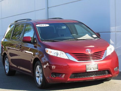 Used 2015 Toyota Sienna LE FWD image 2