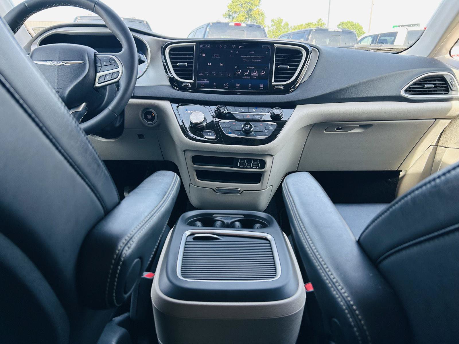 Used 2023 Chrysler Pacifica Touring-L FWD image 24