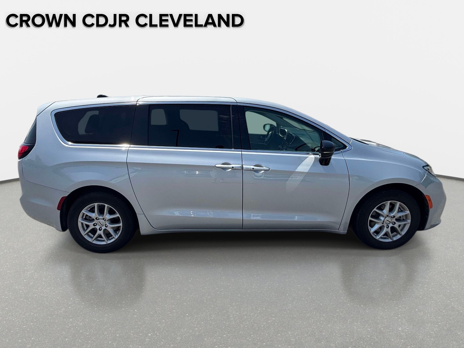 Used 2024 Chrysler Pacifica Touring-L FWD image 7