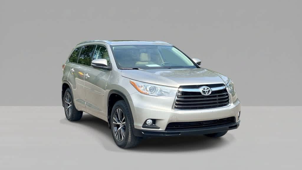 Used 2016 Toyota Highlander XLE w/ Protection Package #3 AWD/4WD image 2