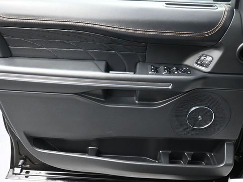 Used 2024 Ford Expedition Platinum image 18