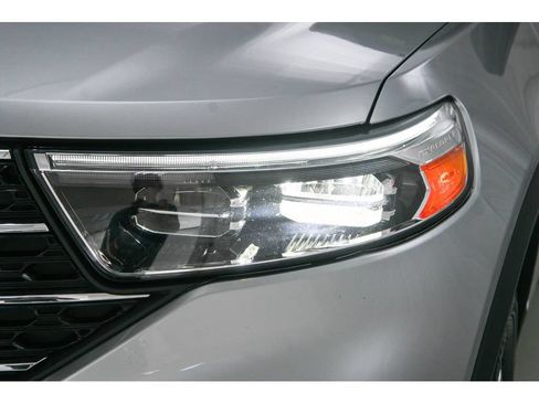 Used 2020 Ford Explorer XLT w/ Equipment Group 202A AWD/4WD image 28