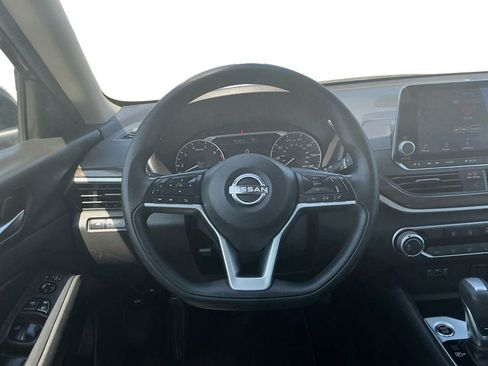 Used 2025 Nissan Altima 2.5 SV FWD image 18