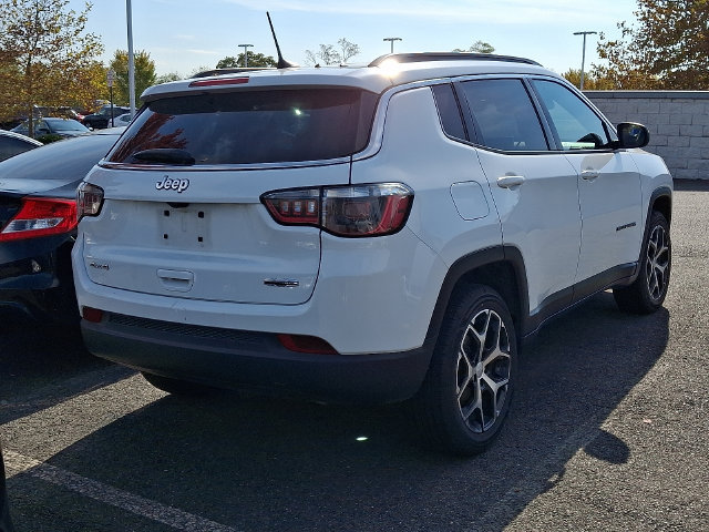 Used 2024 Jeep Compass Latitude AWD/4WD image 4
