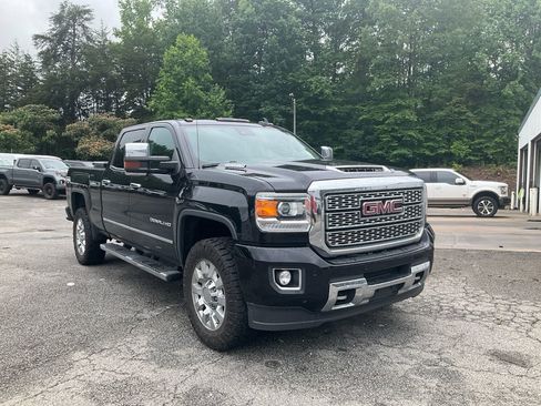 Used 2018 GMC Sierra 2500 Denali w/ Duramax Plus Package AWD/4WD image 3