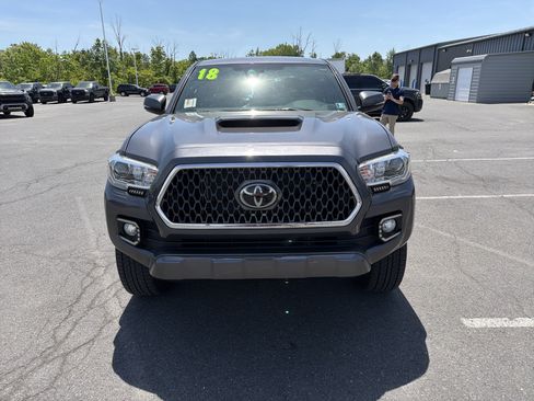 Used 2018 Toyota Tacoma TRD Sport AWD/4WD image 9