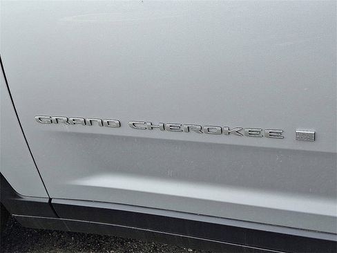 New 2025 Jeep Grand Cherokee Laredo X w/ Luxury Tech Group I image 17