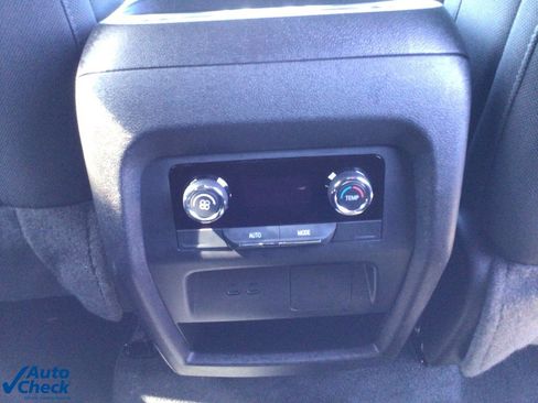 Used 2025 Chevrolet Traverse LT image 15