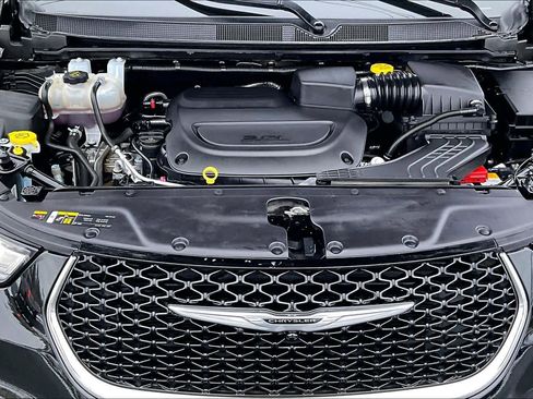 Used 2024 Chrysler Pacifica Touring-L image 9