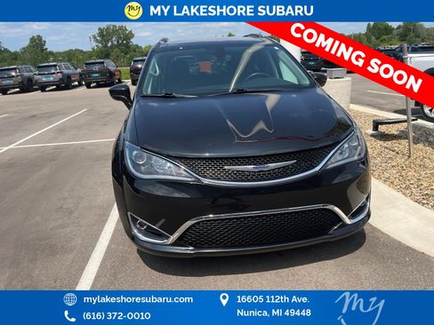 Used 2020 Chrysler Pacifica Touring-L FWD image 2