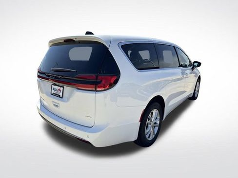 New 2027 Chrysler Pacifica Select AWD/4WD image 8