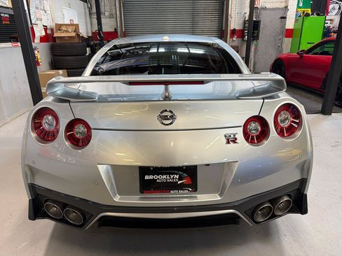 Used 2018 Nissan GT-R Premium w/ Premium Interior Package AWD/4WD image 7