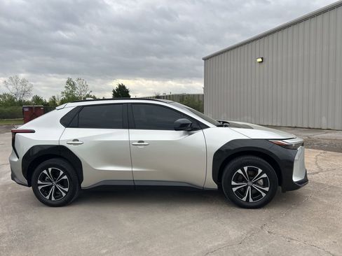 Used 2024 Toyota bZ4X XLE w/ Weather Package image 5