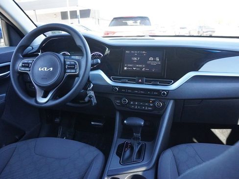Used 2022 Kia Niro LX image 24