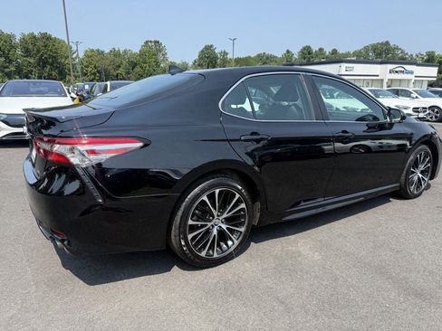 Used 2019 Toyota Camry SE w/ Convenience Package FWD image 4