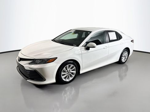 Used 2025 Toyota Camry SE FWD image 3