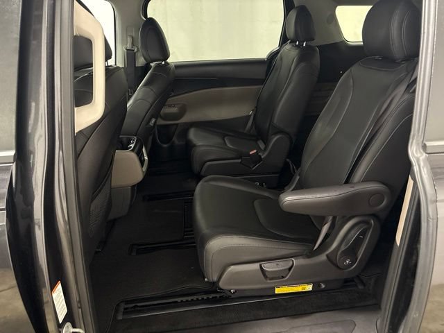 Used 2025 Kia Carnival FWD image 27