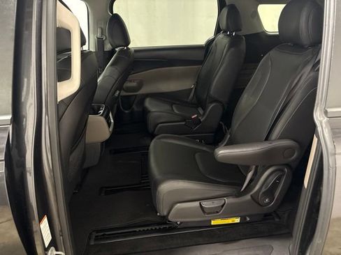 Used 2025 Kia Carnival FWD image 27
