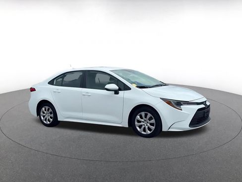 Used 2025 Toyota Corolla LE FWD image 2