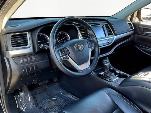 Used 2018 Toyota Highlander XLE image 14