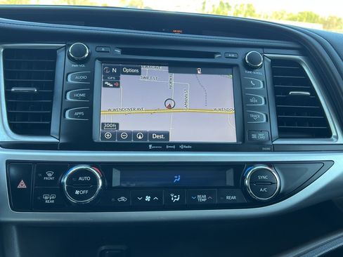 Used 2019 Toyota Highlander XLE image 7