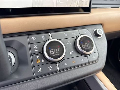 Used 2025 Land Rover Defender 90 S image 19