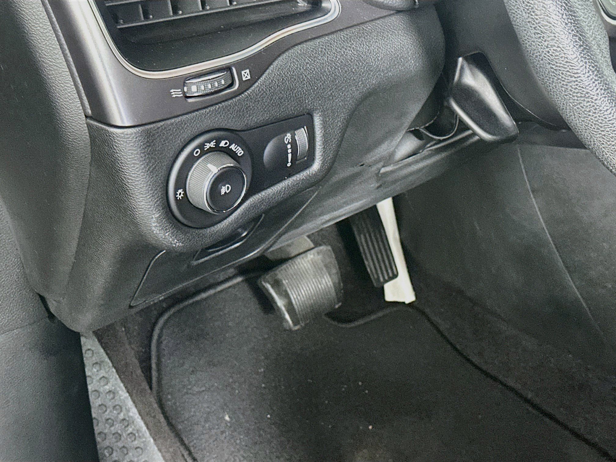 Used 2019 Jeep Cherokee Latitude w/ Popular Appearance Group FWD image 16