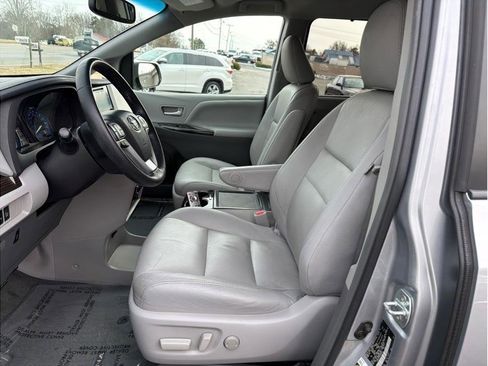 Used 2015 Toyota Sienna XLE Premium image 12