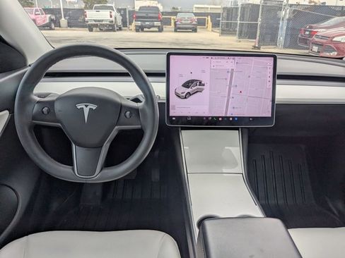 Used 2021 Tesla Model Y Long Range image 15