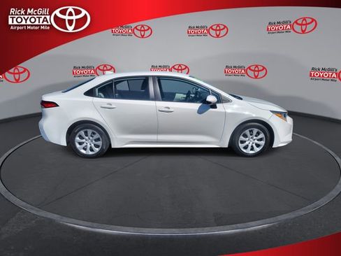 Used 2022 Toyota Corolla LE FWD image 9