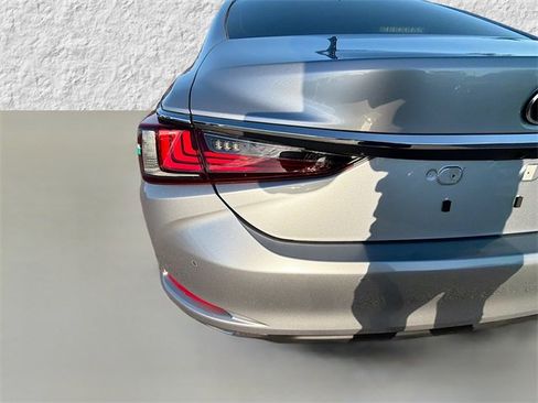 New 2025 Lexus ES 350 Ultra Luxury image 10