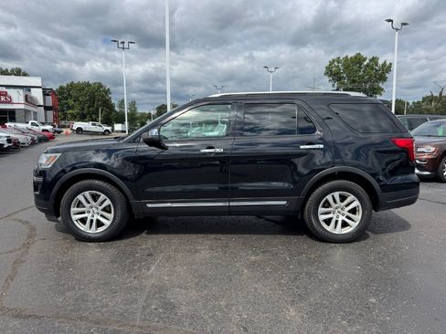 Used 2018 Ford Explorer XLT AWD/4WD image 2