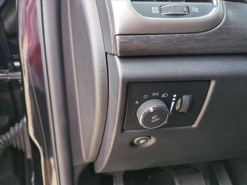 Used 2018 Jeep Grand Cherokee Altitude AWD/4WD image 10