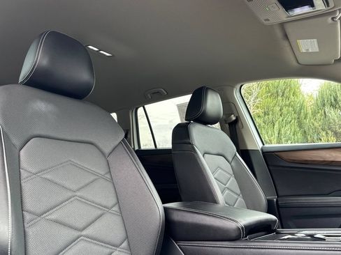 Used 2024 Volkswagen Atlas SE AWD/4WD image 19